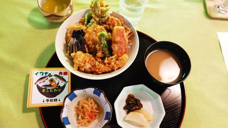 ランチメニューの渓流魚の森天丼