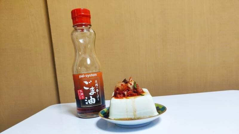 キムチがのった冷ややっこにごま油