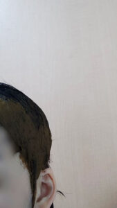 もみ上げにもしっかりヘナを塗る