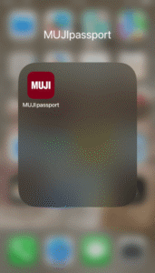 スマホに表示された無印良品アプリ