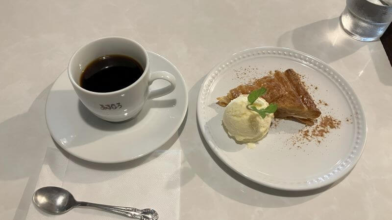 cafeあすなろのコーヒーとアップルパイ