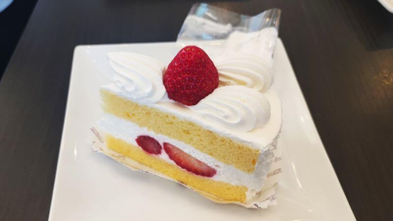 取ってきたイチゴショートケーキ