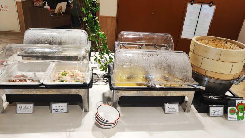 ホテルの朝食バイキング、おやき、ビーフン、ポーク、サラダ