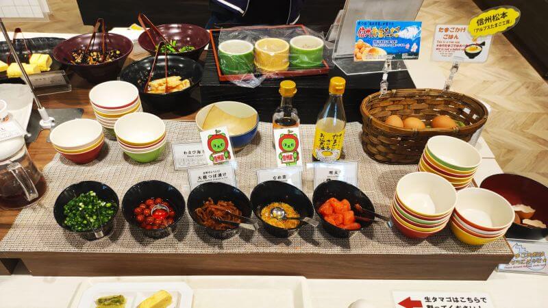 ホテルの朝食バイキング、たまごとお新香