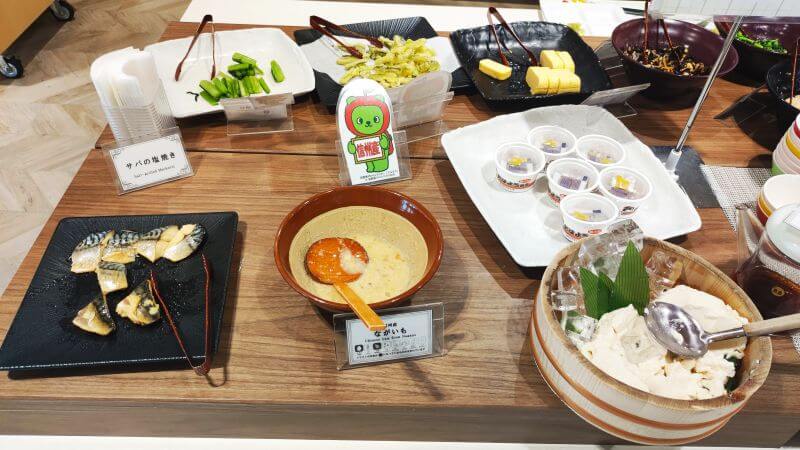 ホテルの朝食バイキング、サバの塩焼きと長いもとろろ、納豆、豆腐
