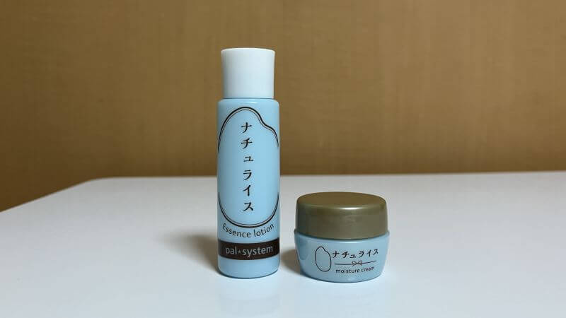 サンプルのナチュライス化粧品2つ