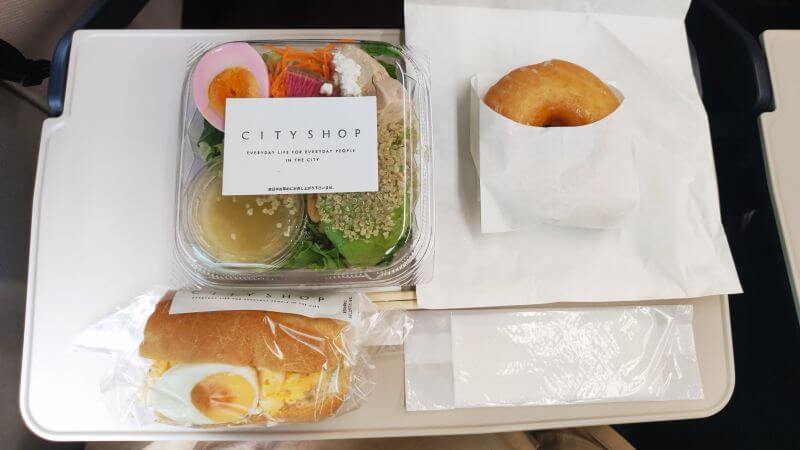 新幹線内で食べる「たまごサンド、ミニサラダ、ドーナツ」