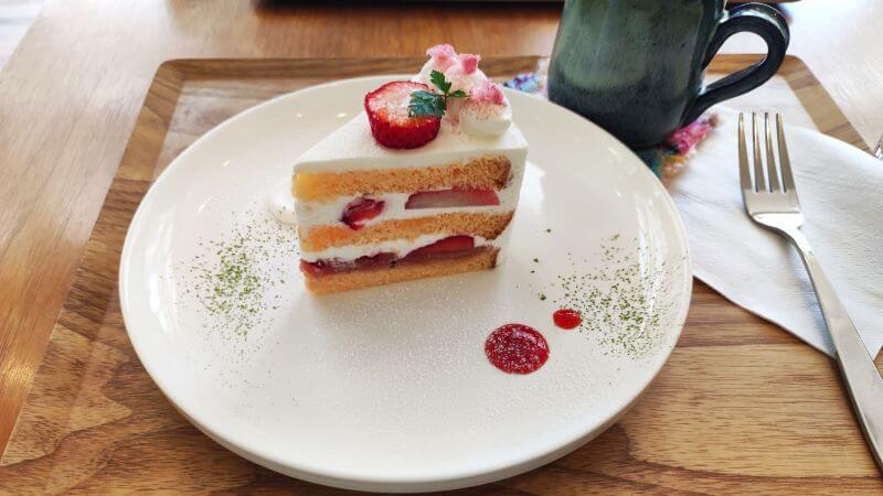 いちごとサクラのショートケーキ
