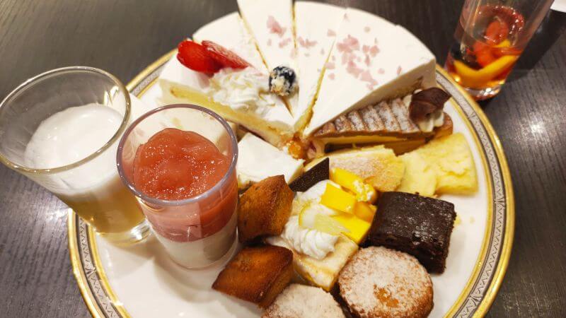 ヴェルデュールのスイーツを盛り放題した様子