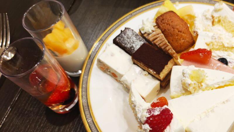 ビュッフェのスイーツをお皿に乗せました