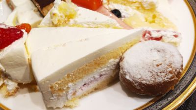 お皿に乗せたたくさんのスイーツ