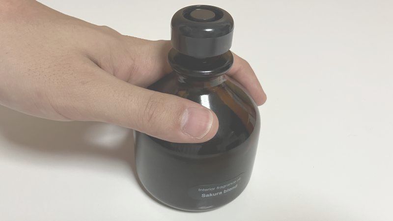 無印良品のフレグランスオイルのふたの開け方1