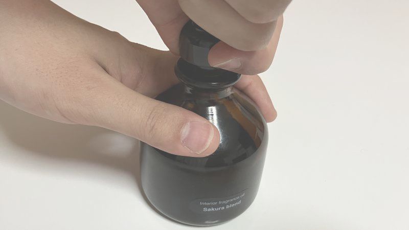 無印良品のフレグランスオイルのふたの開け方2