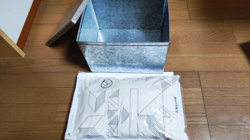 無印良品のトタンボックスとお米の大きさの比較