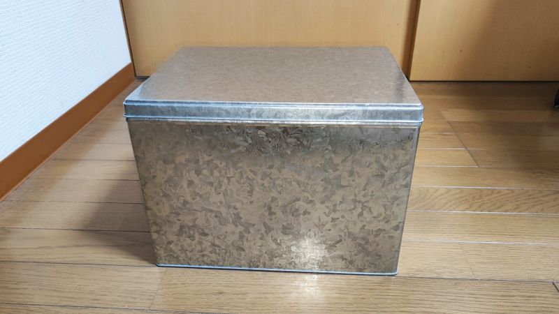 フタをした状態の無印良品のトタンボックス