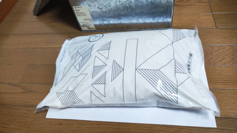 無印良品のトタンボックスからお米5㎏を出した様子