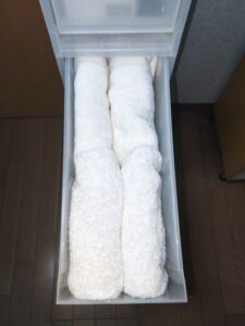 無印良品、収納ストッカーに入れたタオル4枚