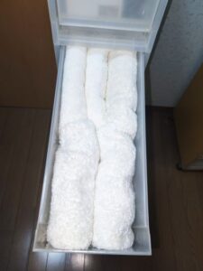 無印良品、収納ストッカーに入れたタオル5枚