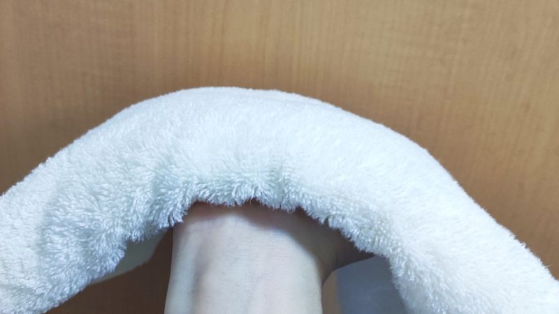手にしたやわらかなフェイスタオル