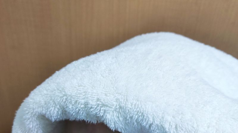 手にしたやわらかなタオル研究所のフェイスタオル