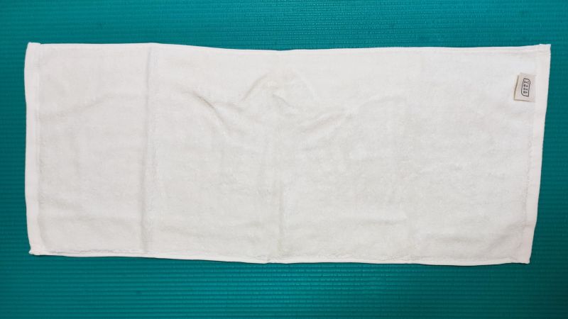 タオル研究所の24番フェイスタオル、ピュアホワイトを広げた大きさ