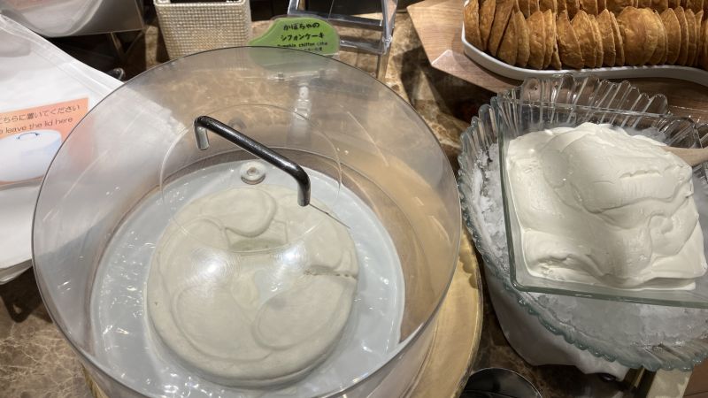 センチュリーマリーナ函館の朝食「かぼちゃのシフォンケーキと生クリーム」