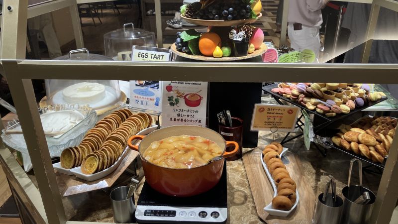 センチュリーマリーナ函館の朝食「エッグタルト・リンゴと生姜のシロップ煮・焼きドーナツ」
