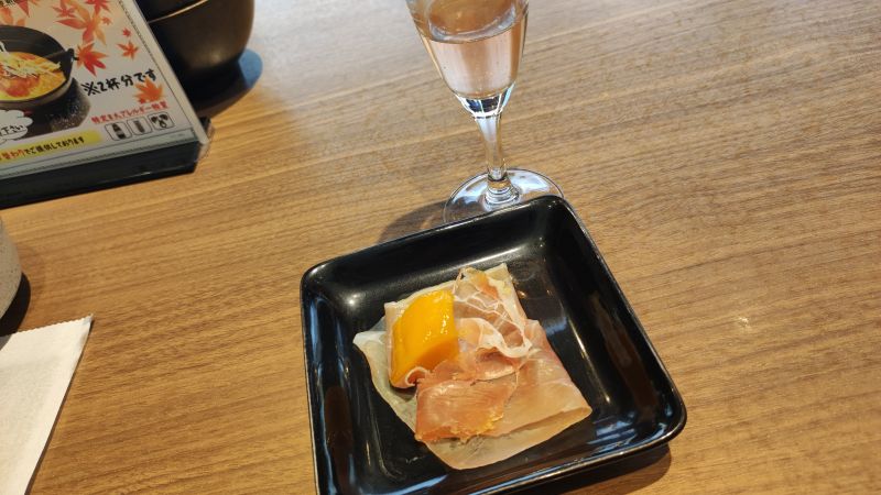 朝食ビュッフェで選んだ「生ハムとスパークリングワイン」