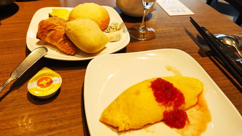 朝食ビュッフェで選んだ「チーズオムレツとパン4種」