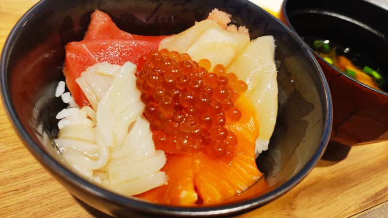 朝食ビュッフェのお刺身で作った「海鮮丼」