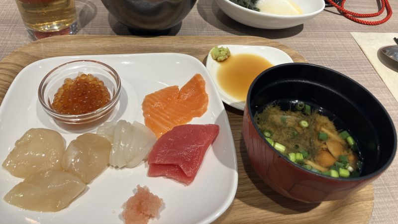 センチュリーマリーナ函館の朝食、盛り付けた海鮮とみそ汁