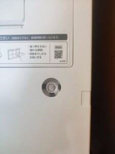 ドラム式洗濯機の水平器がだいたい中心にある様子