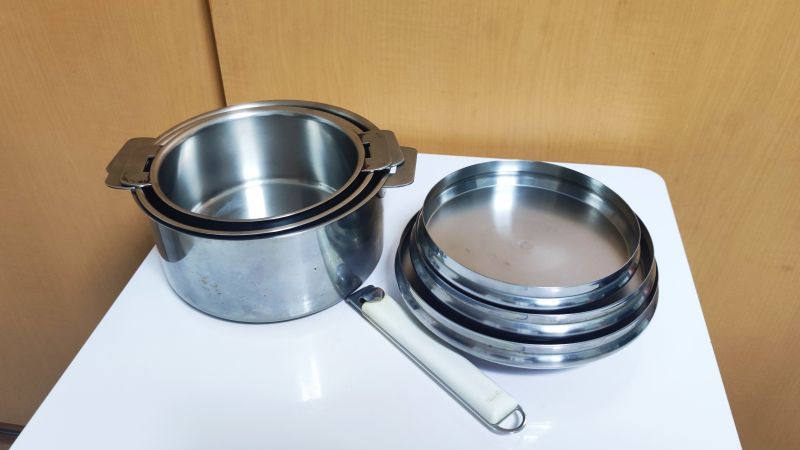 25年以上使い続けているクリステル鍋3つと取っ手