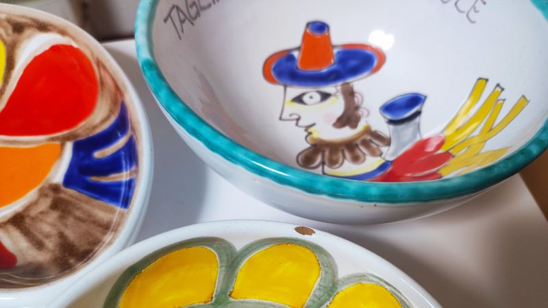 シチリアの伝統、ジョバンニ・デ・シモーネの器の一部が欠けているようす