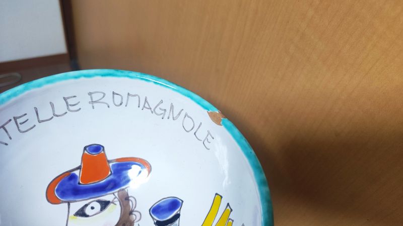 シチリアの伝統、ジョバンニ・デ・シモーネの器の一部が欠けているようす