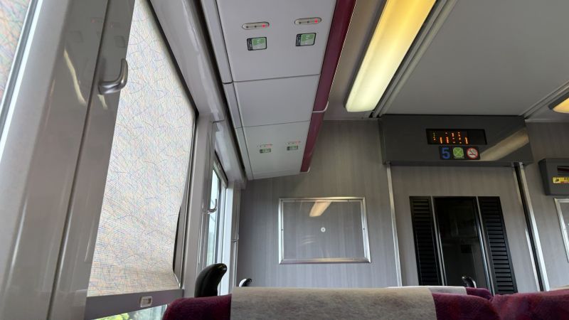 JR東日本の普通列車グリーン車内の様子。座席頭上にSuicaマークとランプが見える。