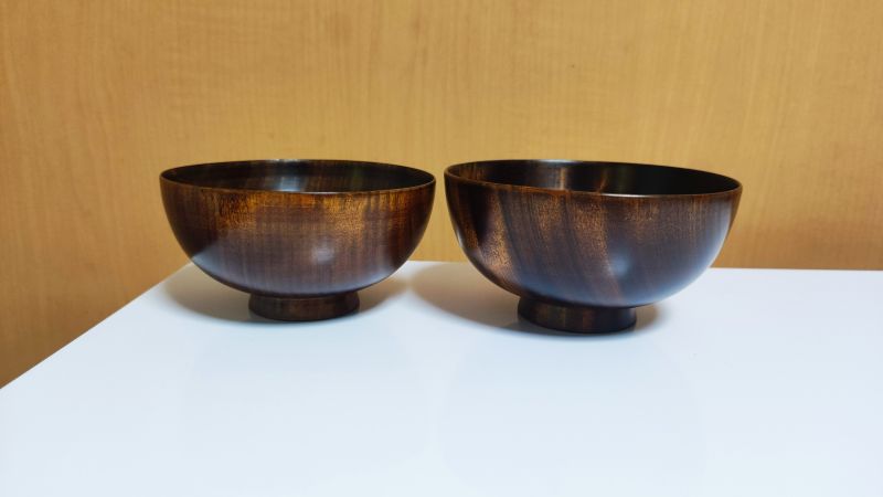 修理して蘇った栃の木のお椀2つを横からみたところ