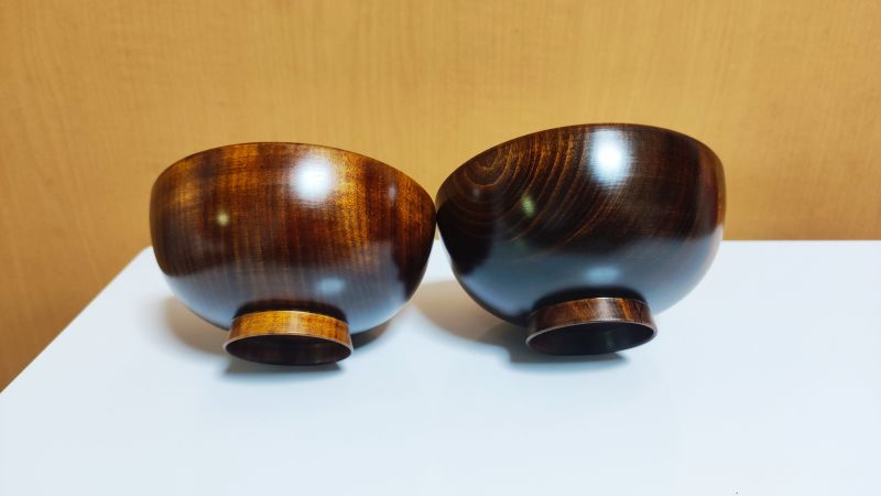 修理して蘇った栃の木のお椀2つを下からみたところ