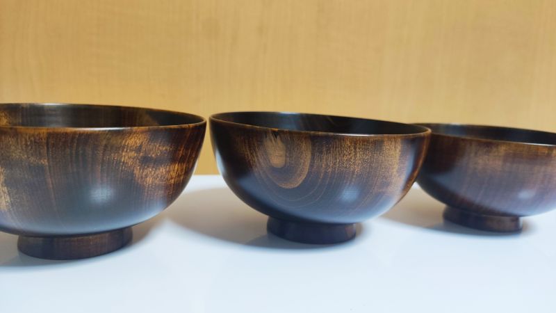 塗り直し後の職人技が光る拭き漆のお椀3つ