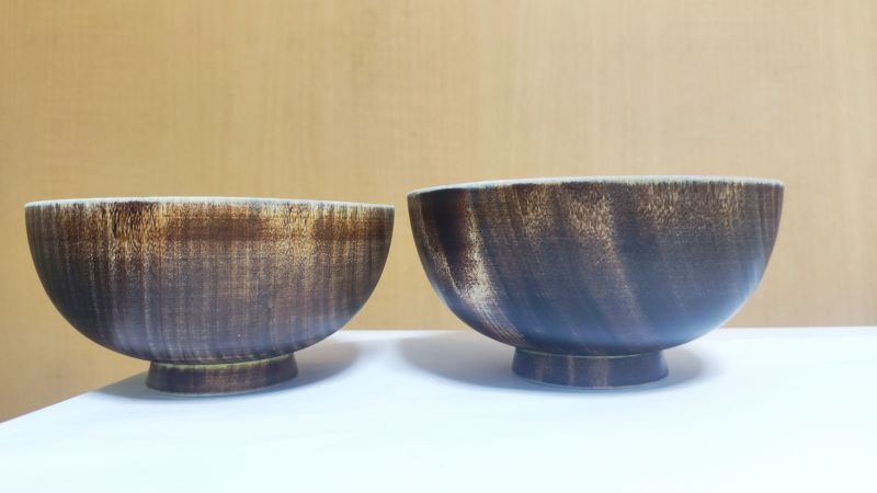 12年間使い込んだ栃の木のお椀2つを真横から見たところ