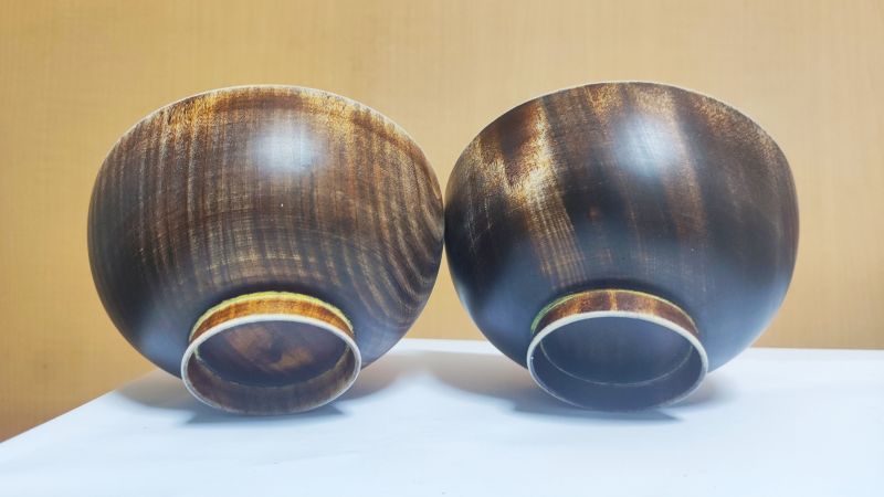 12年間使い込んだ栃の木のお椀2つを下から見たところ