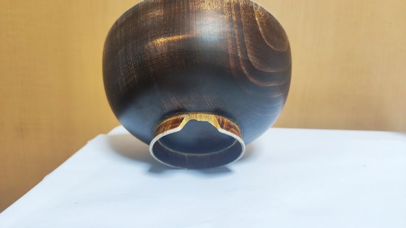 12年間使い込んだ栃の木のお椀の高台の一部が欠けている様子