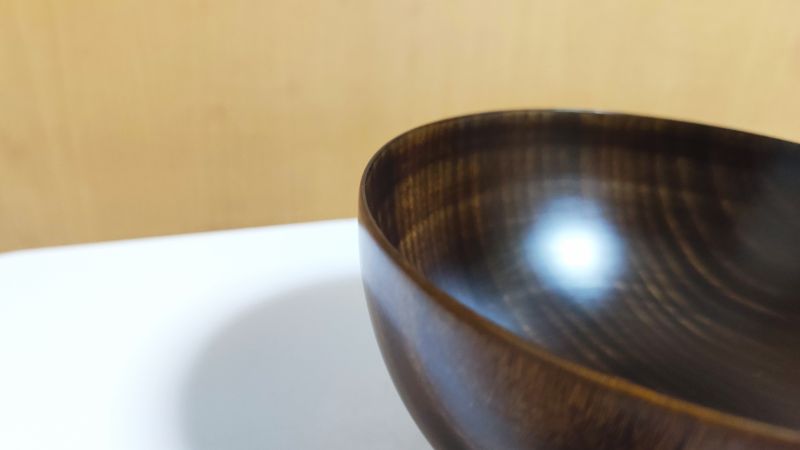 職人技が光る1mmの薄さの栃の木のお椀。拭き漆でなめらかに蘇った