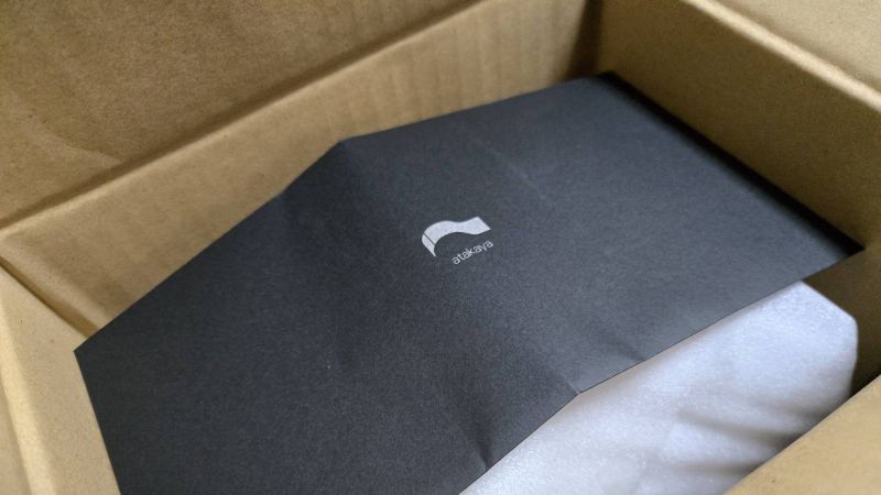 修理されたお椀が届いて、まだ箱に入っている様子