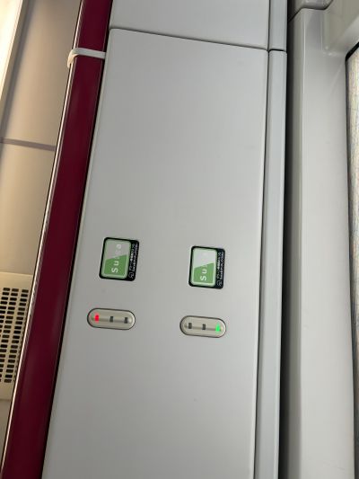グリーン車座席頭上のSuica読取部。左が使用前（赤ランプ）、右がタッチ後（緑ランプ）の状態。