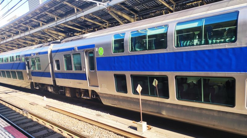 東京駅に停車中の高崎線、上野東京ライン