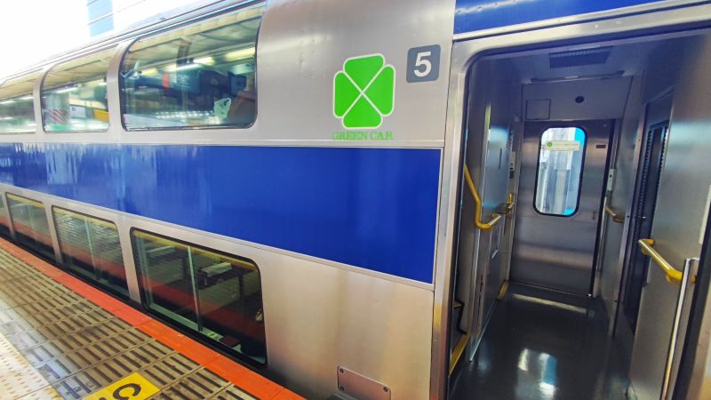 東京駅に停車中の高崎線、上野東京ラインのグリーン車