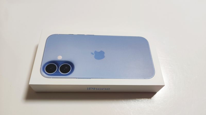 白いデスクの上に置かれた、iPhone 17 ミストブルーのパッケージ。箱の側面には「iPhone」のロゴが見える。Apple公式サイトでの購入手順解説の導入画像