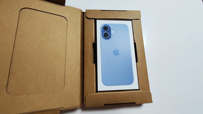 配送箱を開けて姿を現した、iPhone 17 ミストブルーのパッケージ。Apple公式サイトからギフトカードで購入し、無事に自宅に届いた様子。