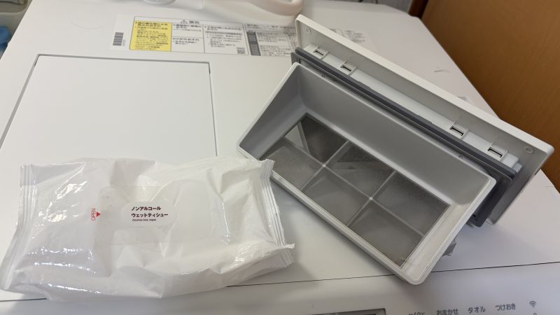 仕上げにノンアルコールのウェットティッシュでフィルター周りをきれいに拭き取っている様子。